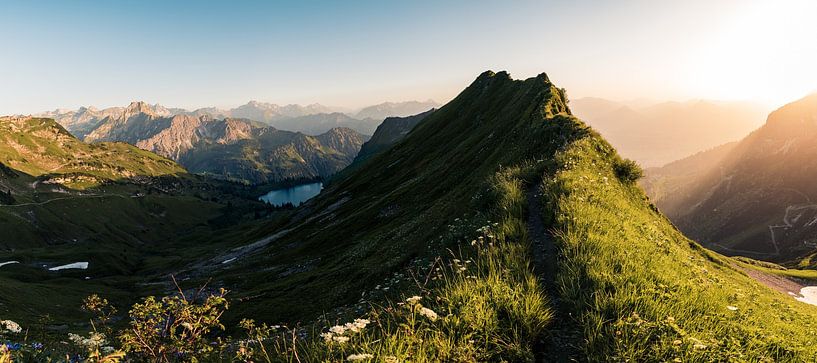 Der Seealpsee in den bayerischen Alpen bei Sonnenuntergang von Joris Machholz