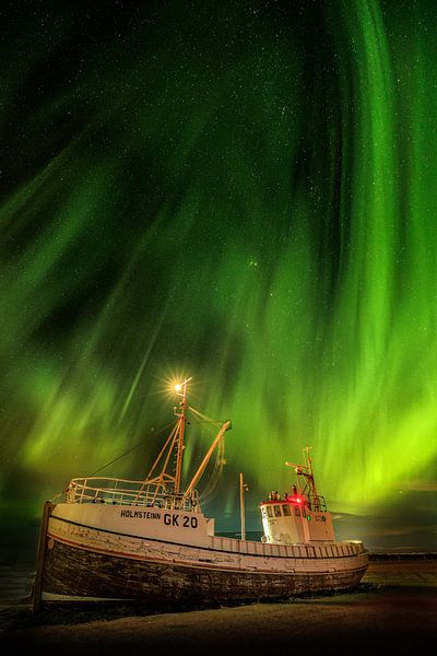 Northern Lights at night in Iceland with a magnificent light spectacle by Bas Meelker