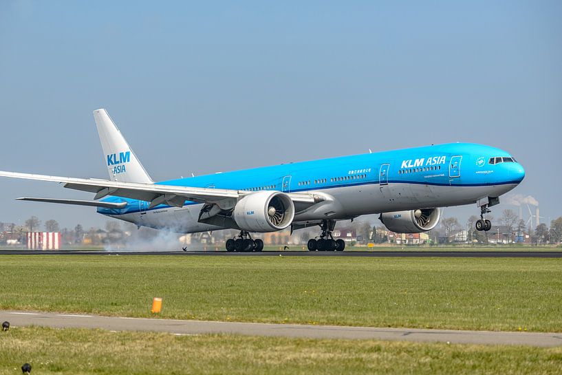 Landing of KLM Boeing 777-300, registration PH-BVB. by Jaap van den Berg