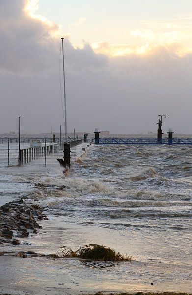 Storm surge in the North Sea by Rolf Pötsch