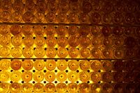 Bouteille de vin illuminée dans la cave à vin