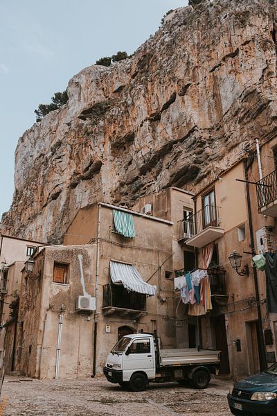 Die steilen Straßen von Cefalu unter den Felsen. Sizilien, Italien von Manon Visser
