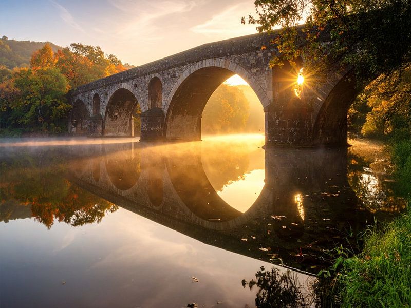 Lever de soleil enchanteur sur le vieux pont de pierre - Betoverende zonsopang bij de oude stenen brug par Christina Bauer Photos