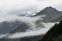 Bergen in de wolken.