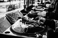 Tables tournantes tournant des disques vinyles en noir et blanc