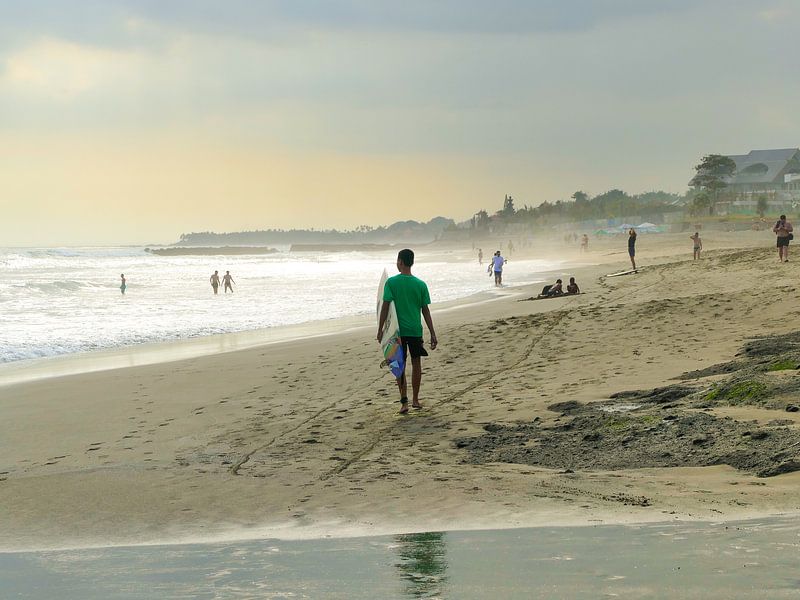 De surfer bij Canggu by Petra Brouwer