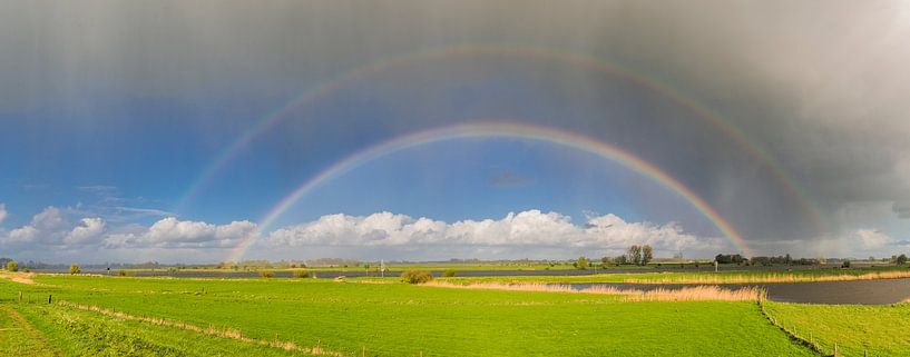 Arc-en-ciel lors d'un orage de pluie et de grêle sur la rivière IJssel. par Sjoerd van der Wal Photographie