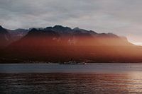 Schweizer See in den Alpen bei Sonnenuntergang.