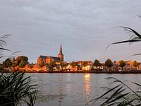 De skyline van het mooie Kampen imbijn zonsopgang