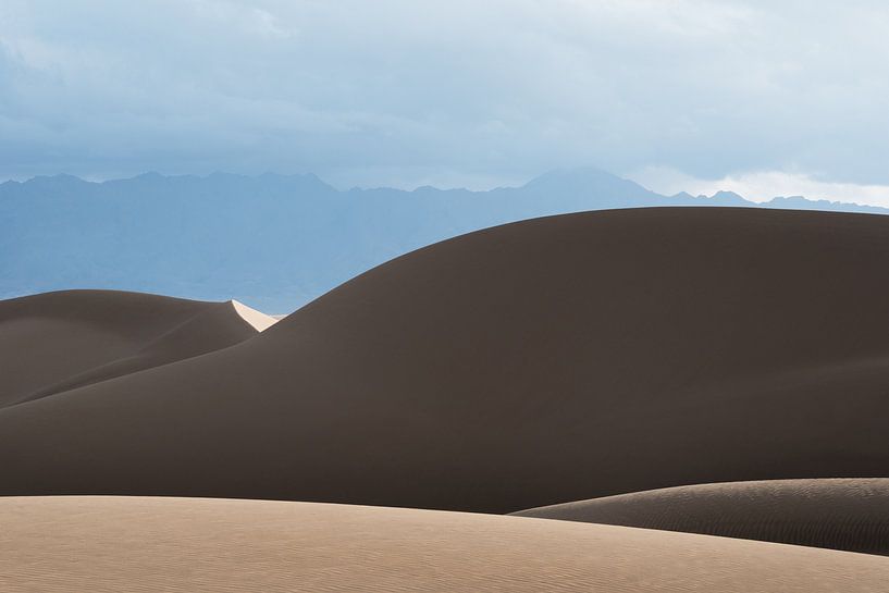 Mountain of sand under the clouds in the desert | Iran by Photolovers reisfotografie