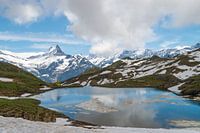 Le lac Bachalp entouré de montagnes aux neiges éternelles