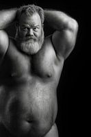 Haariger kräftiger Mann