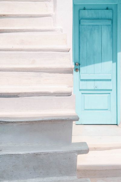 Blaue Tür neben einer weißen Treppe | Fine Art Photo Print von Kimberley Jekel