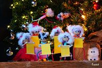 Une chorale de Noël avec des détails humoristiques.