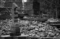 Bouwwerk van opgestapelde stoeptegels.