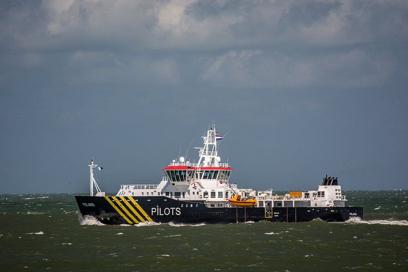Die Lotsen sind unterwegs, um die Schiffe in den Hafen zu führen. von scheepskijkerhavenfotografie