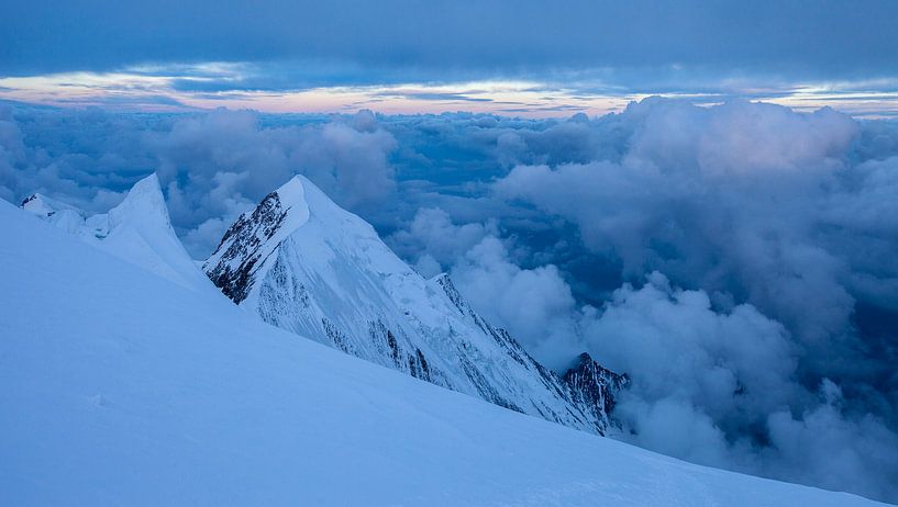Paysage de montagne depuis le Dôme du Goûter, Mont Blanc, France pendant le lever du soleil ou l'aub par Frank Peters