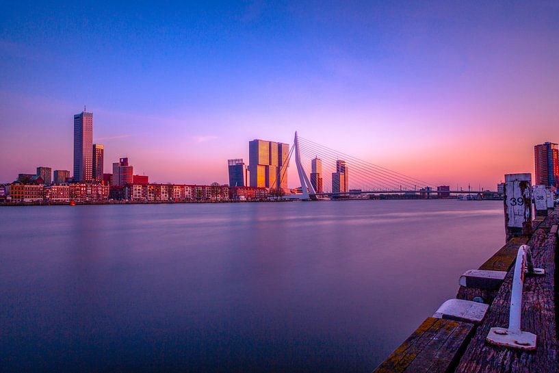 Stadtbild von Rotterdam mit Erasmusbrücke bei Sonnenuntergang von Retinas images