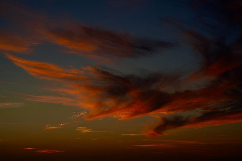 farbenfroher sonnenuntergang über dem ozean frankreich von Jos Voormolen
