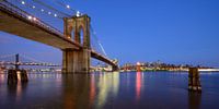 Brooklyn Bridge in New York over de East River in de avond, panorama