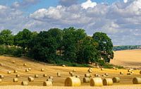 Heuwalzen im Sommer in Frankreich an einem Tag mit Wolken und Sonnenschein