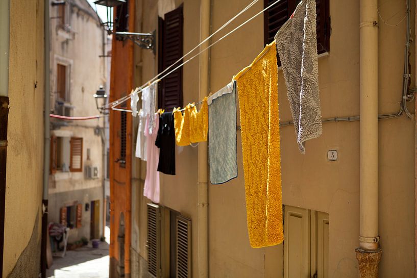 Wäscheleine in Bosa, Sardinien von Kees van Dun