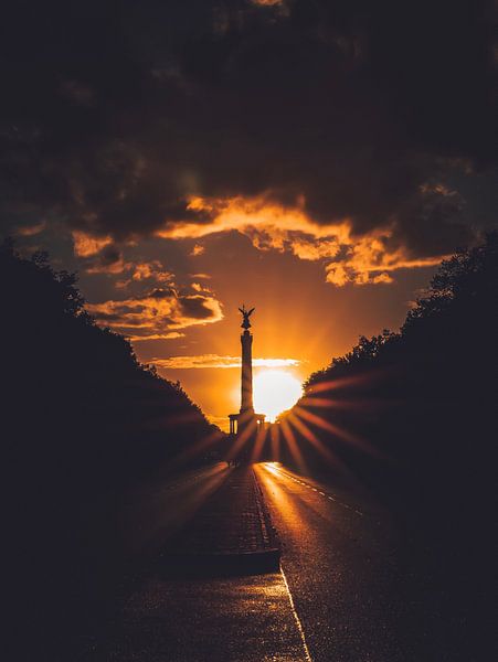 De overwinningscolonne en de zon van Iman Azizi