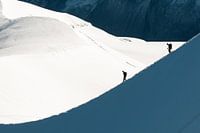 Alpinisten fahren eine Schneebrücke hinunter