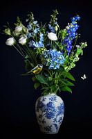 Stilleben mit Blumen in einer blauen Delfter Vase und einer blauen Meise