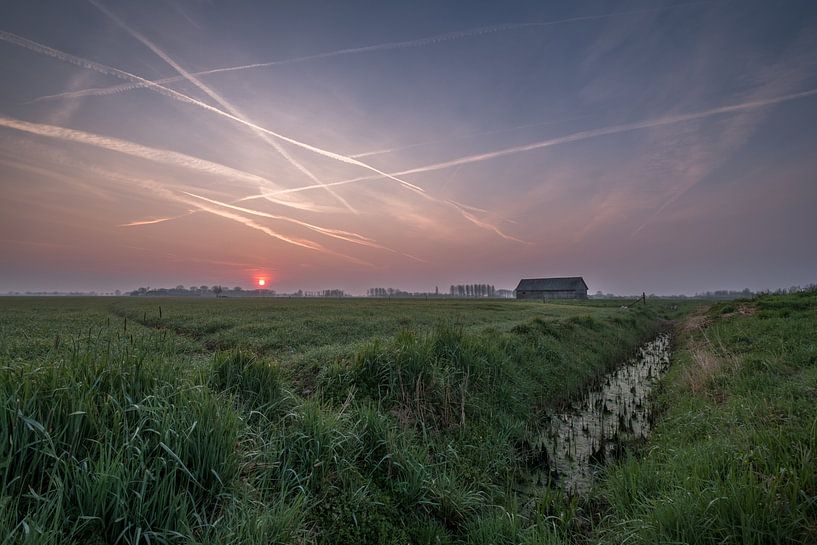 Schuur in weiland met zonsopkomst 03 par Moetwil en van Dijk - Fotografie