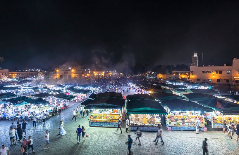 Place de Marrakech le soir (Maroc) par Marcel Kerdijk