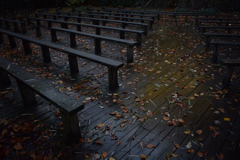 Bancs en bois dans le Land van Ooit par Monique Pulles