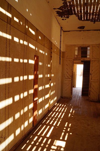 schaduw in de hal by Erna Haarsma-Hoogterp