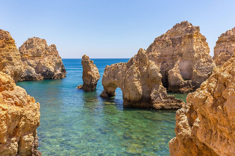 Felsen im seichten blauen Meer auf der portugiesischen Küste von Ben Schonewille