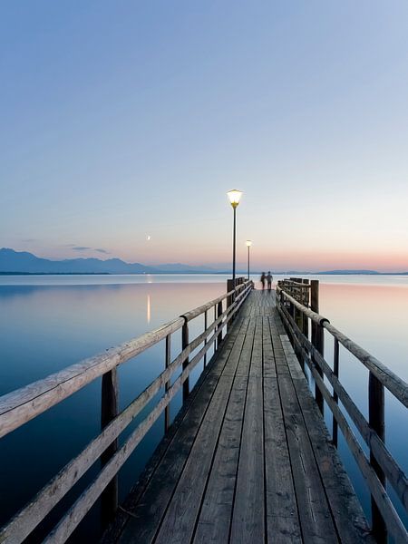 Steg am Chiemsee in Bayern am Abend von Werner Dieterich