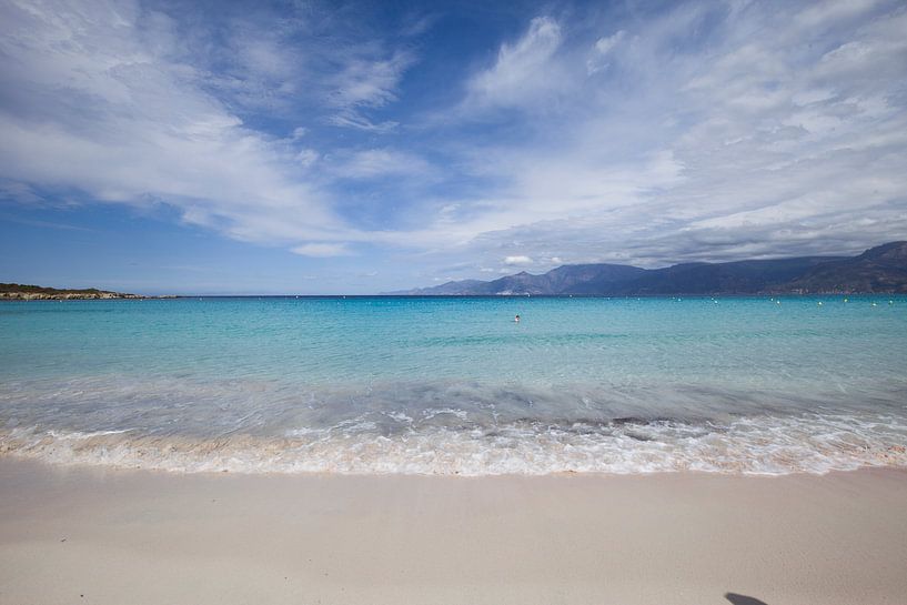 Azuurblauwe zee op Corsica in Frankrijk von Rosanne Langenberg