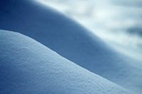 Sporen in de sneeuw, abstract lijnenspel