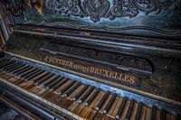 Klavier in verlassenem Haus