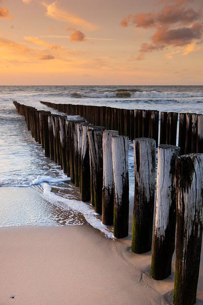 Poteaux au coucher du soleil par Leo van Valkenburg