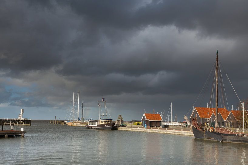 Dreigende lucht boven de haven van Hindeloopen by Ron Buist