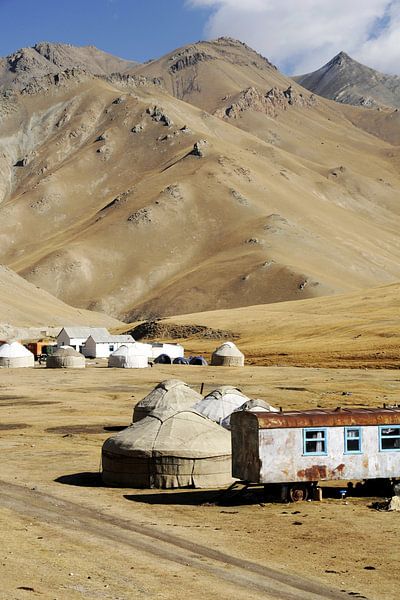 Blick auf den Handelsposten in Tash Rabat. von Ton Bijvank