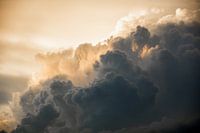 Donderende bewolkte hemel