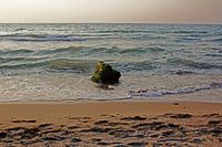 Rotsen in zee gewiegd door golven