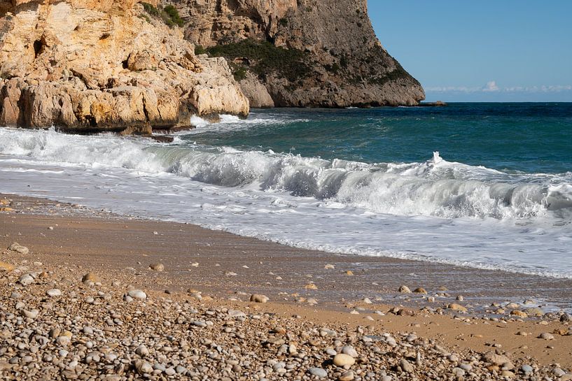 Schäumende Wellen treffen auf den Strand von Adriana Mueller