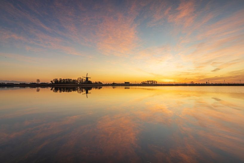 Calme serein au lever du soleil sur l'Oude Veer à Anna Paulowna par Bram Lubbers