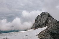 Berg in nevelen gehuld