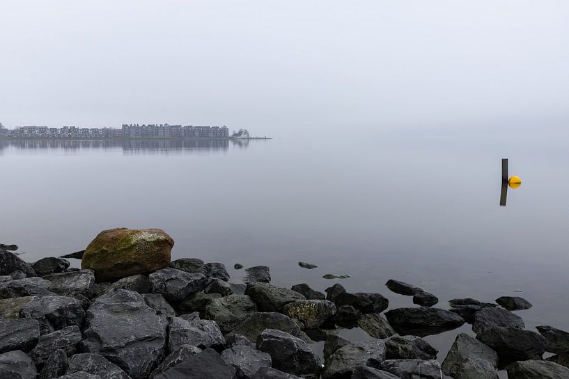 Vue de l'île aux pêches de Hoorn par un matin brumeux par Bram Lubbers