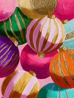 Boules de Noël en gros plan en rose et or