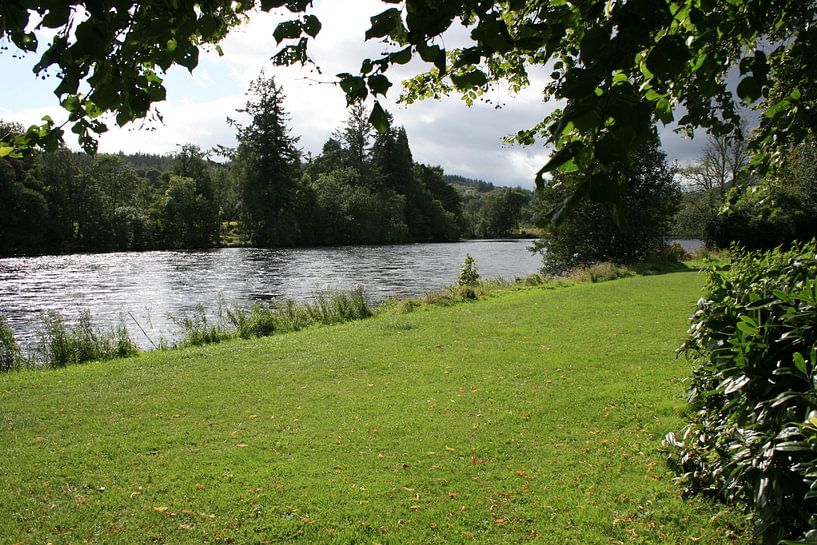 Der Fluss Tay, in der Nähe von Dunkeld-Schottland von Floortje Mink
