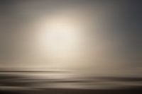 Abstracte zonsondergang/zonsopkomst aan de kust in sepiatoon.